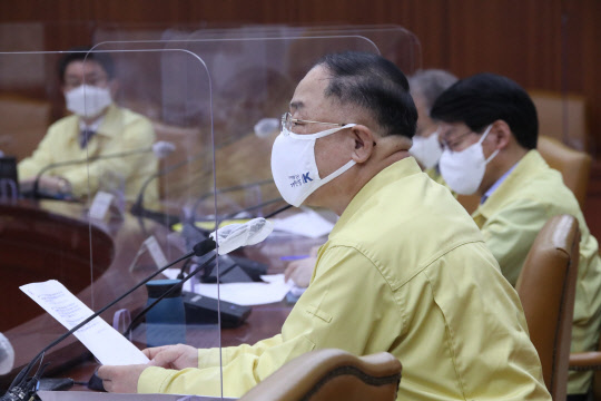 홍남기 경제부총리 겸 기획재정부 장관이 7일 정부서울청사에서 열린 제40차 비상경제 중앙대책본부 회의 겸 제12차 한국판 뉴딜 관계장관회의를 주재하고 있다. 연합뉴스